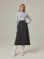 Двубортная юбка, расширенная к низу, с отрезным поясом, застегивающимся на 5 пуговиц и 5 глазковых петель. Юбку можно сочетать как со строгой рубашкой, так и с расслабленной блузой для вечернего выхода.

На модели размер XS
