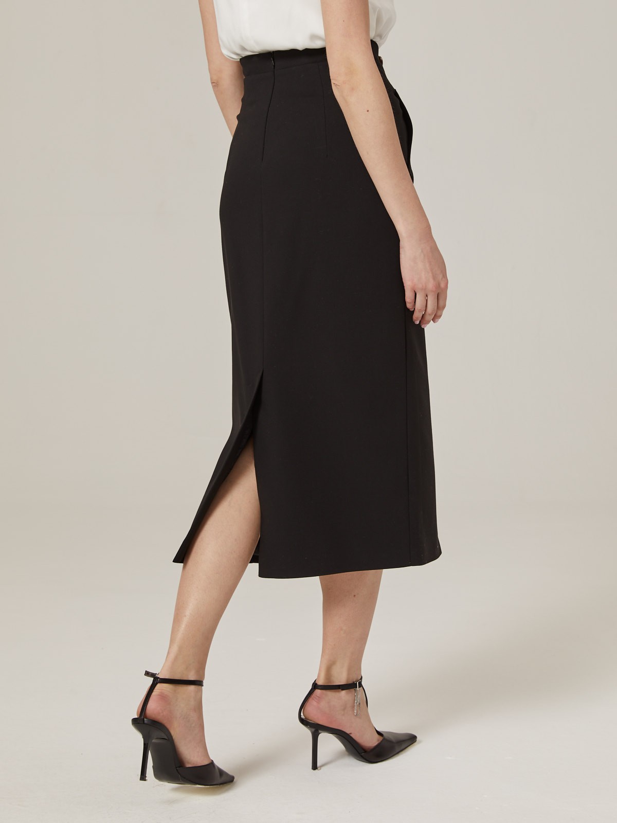 Юбка-карандаш с запАхом длины миди, дополнена карманами-листочками и пуговицей на поясе. Застегивается на потайную молнию на спинку. Сочетайте с объемным верхом: рубашкой бойфренда,блузами с запАхом,футболками, трикотажем и топами в бельевом стиле.

На модели размер XS