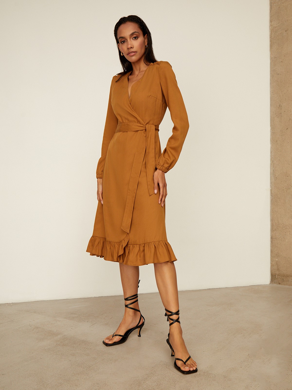 Платье с воланами длины миди, цвет: кэмел Allweneed Платье с запахом длины чуть ниже колена. Дополнено воланом на подоле и поясом в тон, застежка на молнию. Собирайте с ним женственные образы на каждый день.
На модели размер XS