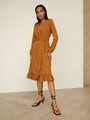 Платье с воланами длины миди, цвет: кэмел Allweneed Платье с запахом длины чуть ниже колена. Дополнено воланом на подоле и поясом в тон, застежка на молнию. Собирайте с ним женственные образы на каждый день.
На модели размер XS