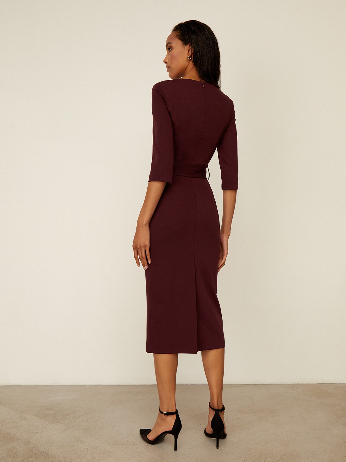 Приталенное платьедлины миди с застежкой на потайную молнию по спинке. Модель дополнена съемным поясом в тон изделия и втачным рукавом длины 3/4. Базовое платье, которое идеально подойдет для создания образов как с туфлями на каблуке, так и с более расслабленным вариантом обуви.

На модели размер XS
