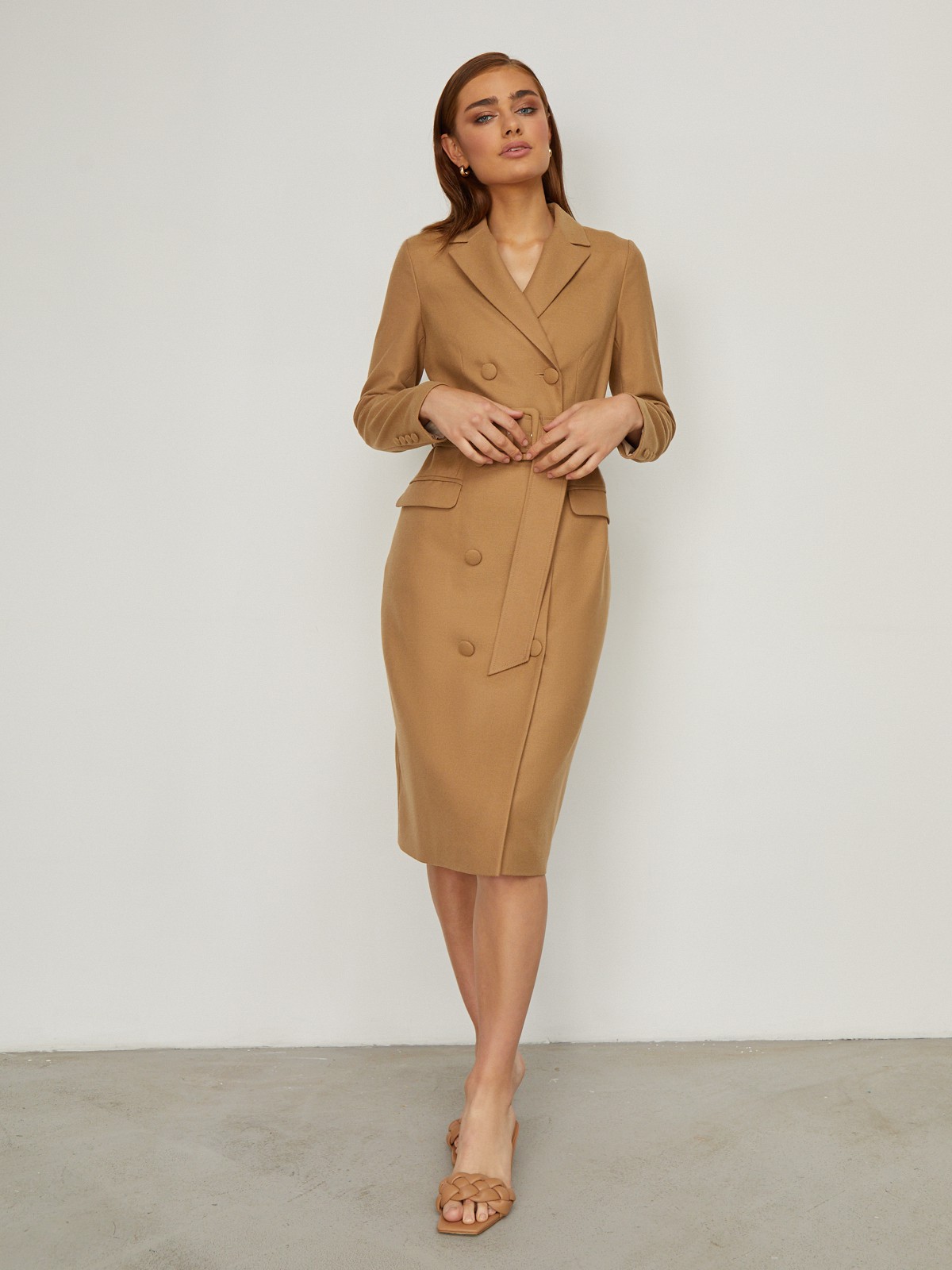 Двубортное платье-жакет длины миди с посадкой по фигуре. Дополнено поясом в тон с обтяжной пряжкой в тон, который идеально подчеркивает талию,и клапанами на карманах. С ним Вы можете собрать элегантый, вечерный или деловыйобраз. Дополните платье босоножками или лодочками и отправляйтесь на вечеринку.

На модели размер M