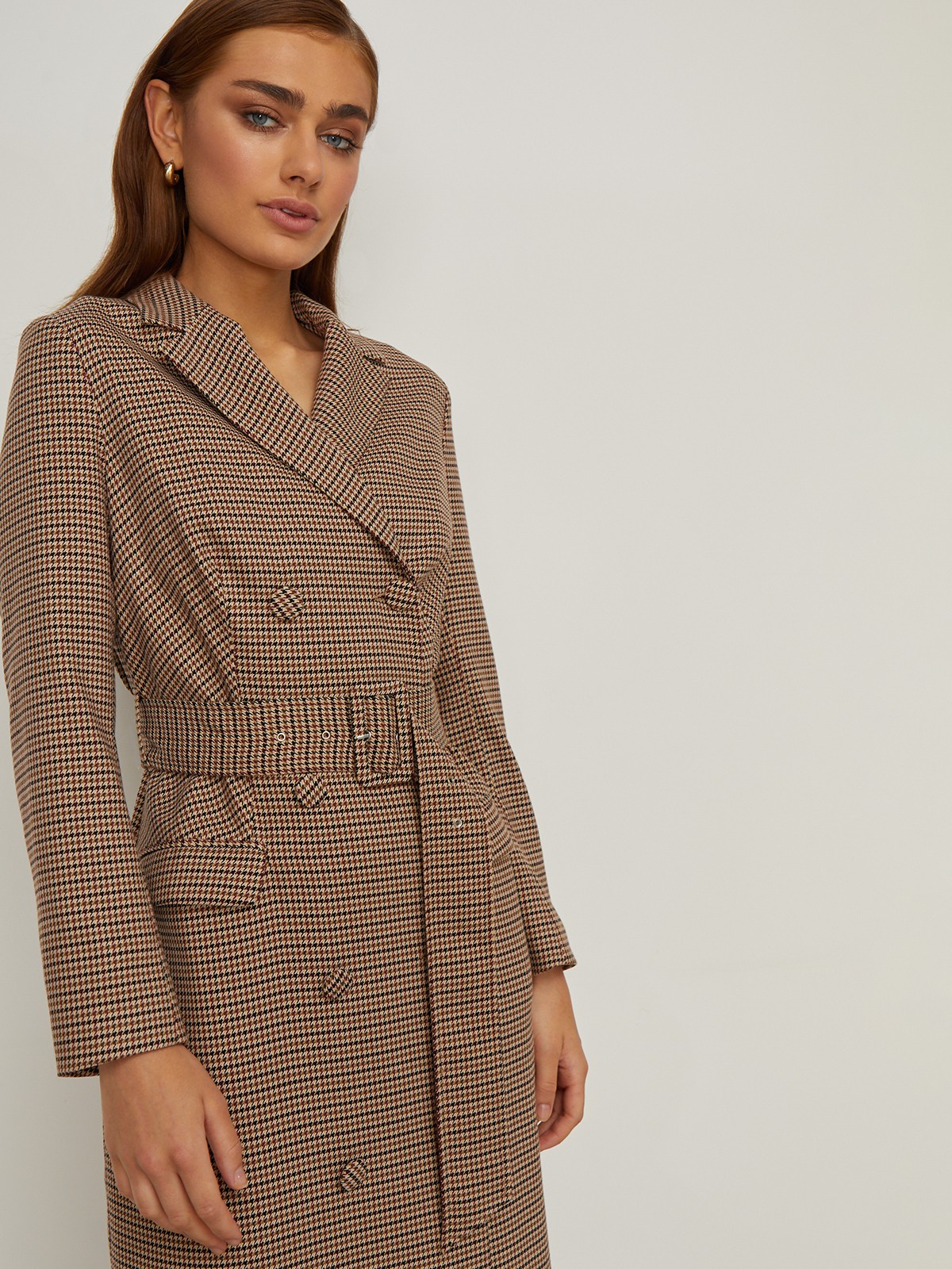 Двубортное платье-жакет длины миди с посадкой по фигуре. Дополнено поясом в тон с обтяжной пряжкой в тон, который идеально подчеркивает талию,и клапанами на карманах. С ним Вы можете собрать элегантый, вечерный или деловыйобраз. Дополните платье босоножками или лодочками и отправляйтесь на вечеринку.

На модели размер M