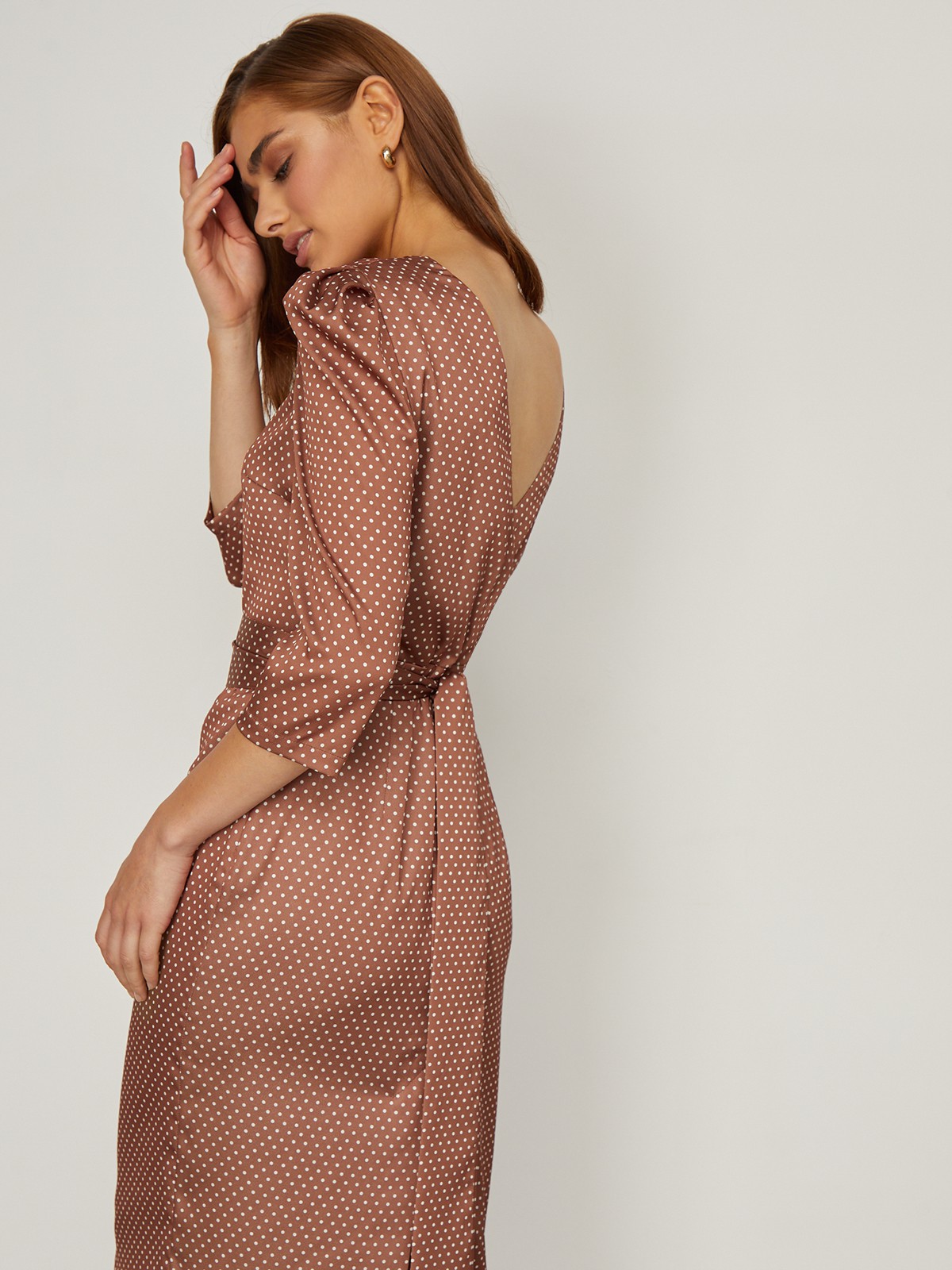 Платье-футляр миди с объемными рукавами. Пояс из основной ткани, подчеркивающий фигуру. Углубленный вырез на спине.Выполнено из легкой ткани из полиэстра с добавлением вискозы.

На модели размер M