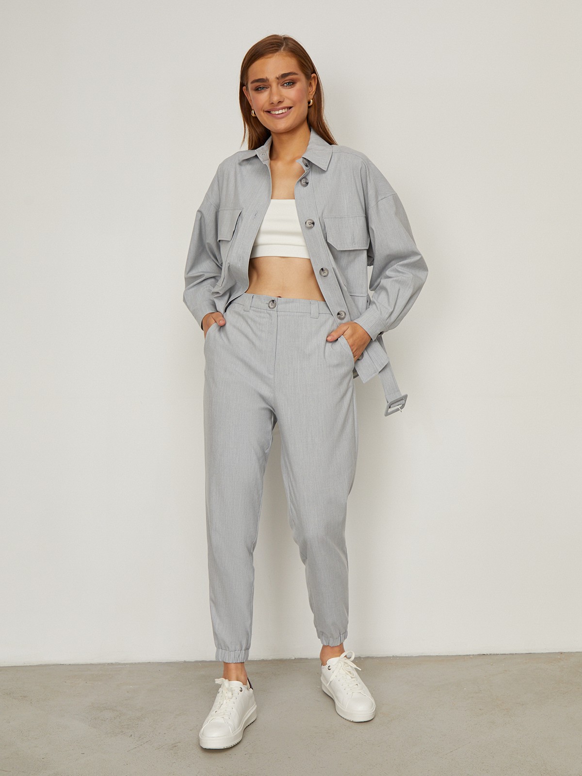 Рубашка-oversize с ремнем, цвет: серый меланж Allweneed Рубашкав стиле сафари с застежкой на пуговицах, из вискозы с добавлением хлопка.Дополнена накладными карманами на груди,талия подчеркиваетсяпоясомс пряжкой. Отличный вариант на замену классической рубашке. Дополнит любой образ с джинсами, юбкой-карандаш или брюками прямого кроя.
На модели размер XS/S