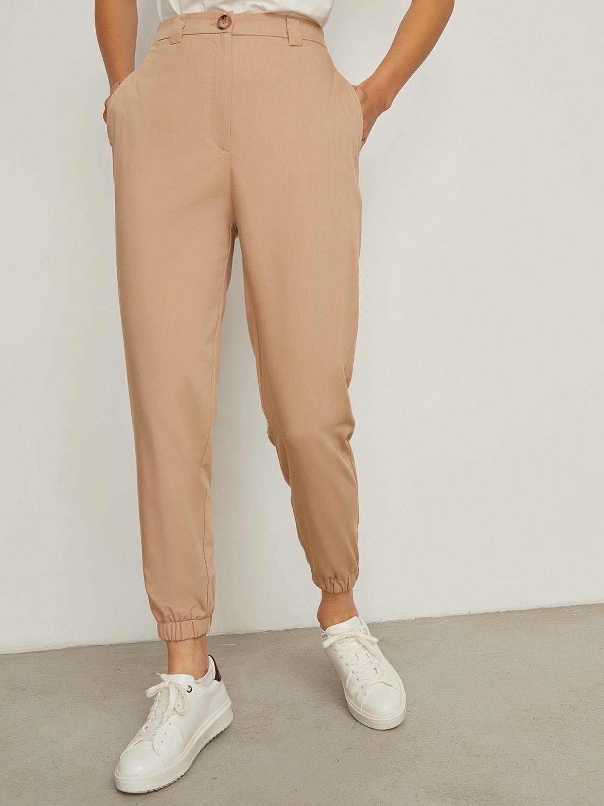 Брюки-бананы с резинкой по низу.Широкие, с застежкой на молнию и пуговицу.Брюки подходят для расслабленного, спокойного образа с топами, рубашками oversize и обувью на плоском ходу.

На модели размер M