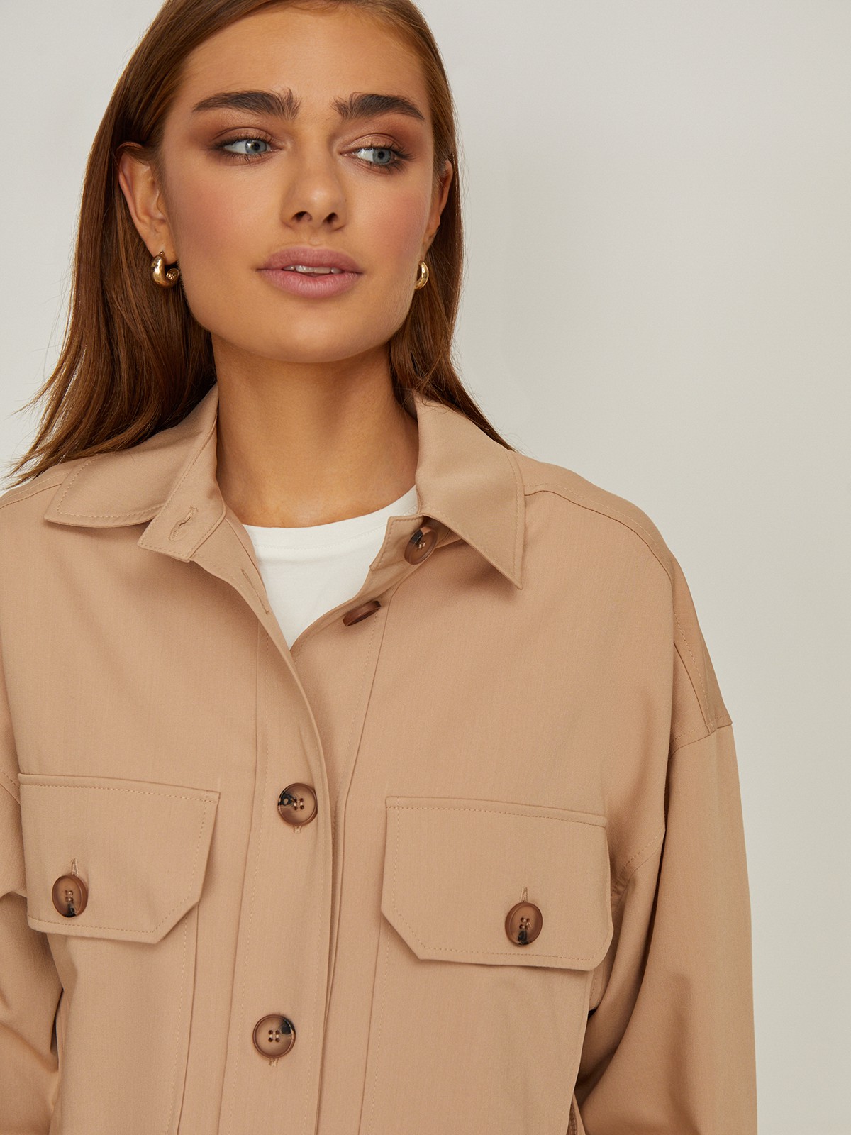 Рубашкав стиле сафари с застежкой на пуговицах, из вискозы с добавлением хлопка.Дополнена накладными карманами на груди,талия подчеркиваетсяпоясомс пряжкой. Отличный вариант на замену классической рубашке. Дополнит любой образ с джинсами, юбкой-карандаш или брюками прямого кроя.

На модели размер XS/S