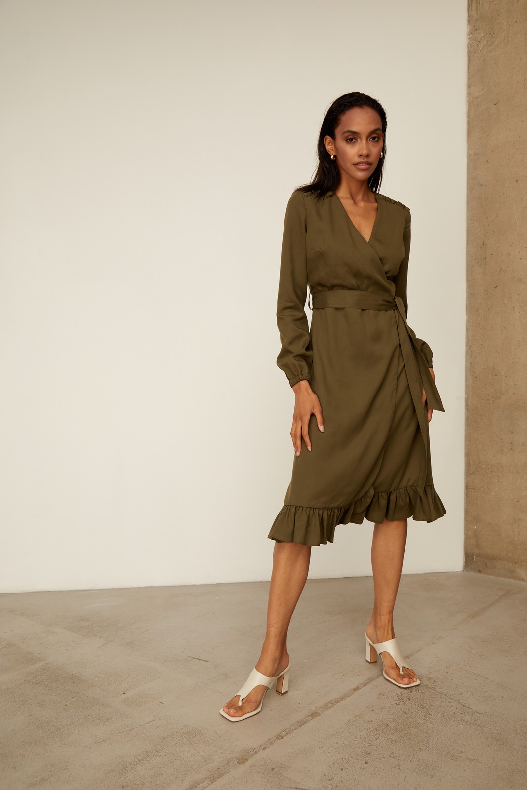 Платье с воланами длины миди, цвет: хаки Allweneed Платье с запахом длины чуть ниже колена. Дополнено воланом на подоле и поясом в тон, застежка на молнию. Собирайте с ним женственные образы на каждый день.
На модели размер XS