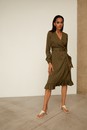 Платье с воланами длины миди, цвет: хаки Allweneed Платье с запахом длины чуть ниже колена. Дополнено воланом на подоле и поясом в тон, застежка на молнию. Собирайте с ним женственные образы на каждый день.
На модели размер XS