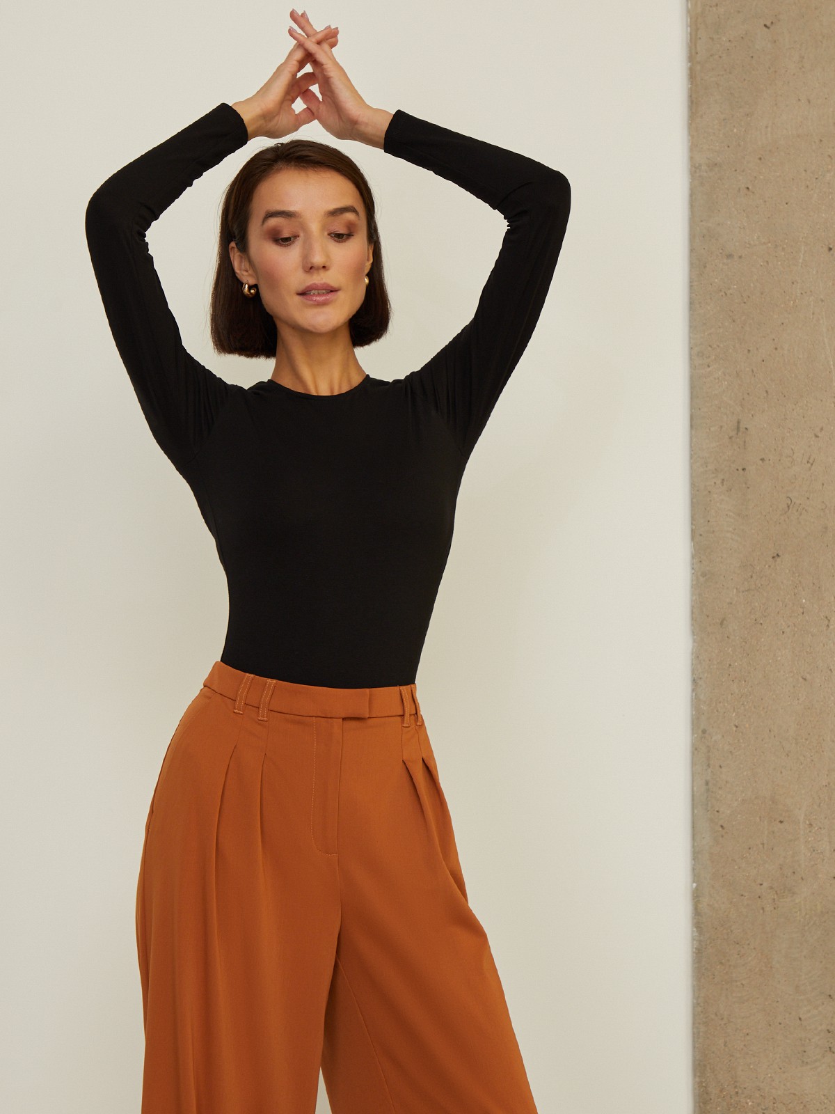 


Боди с эффектом второй кожи выполнен из тонкой трикотажной ткани. Длинные рукава, круглый вырез. Необходимая константа современного гардероба.

На модели размер XS