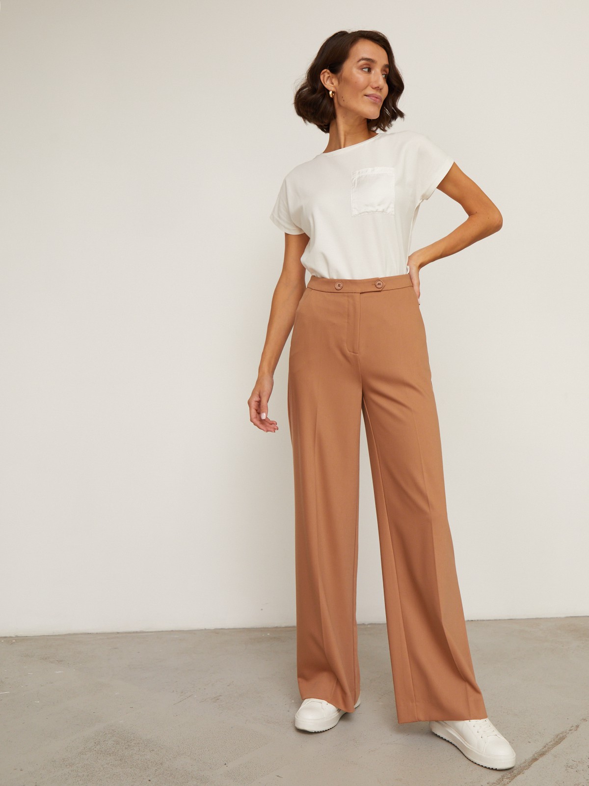 Широкие прямые брюки из плотной вискозы с посадкой на талии. Дополнены двумя пуговицами на поясе.Свободный крой и структурированный силуэт позволяют создавать не только деловые, но и расслабленные повседневные образы. Брюки универсальной длины, поэтому легко сочетаются как с плоским ходом, так и с обувью на каблуке.

На модели размер XS