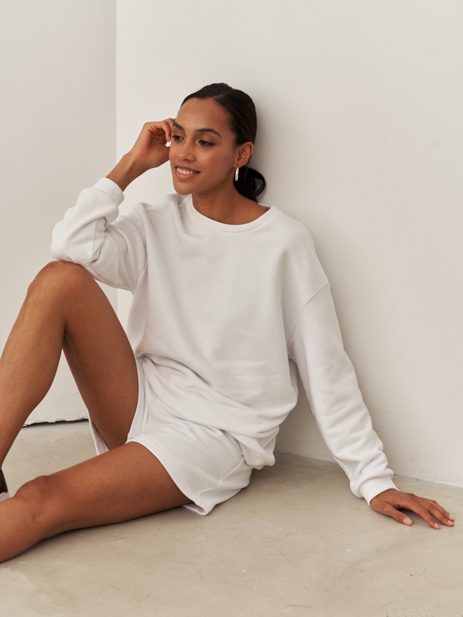 


Спортивные шорты средней длины выполнены из хлопкового футера и оформлены эластичным поясом на резинке и прорезными карманами по бокам. Свитшот аналогичного оттенка завершит образ.


На модели размер XS