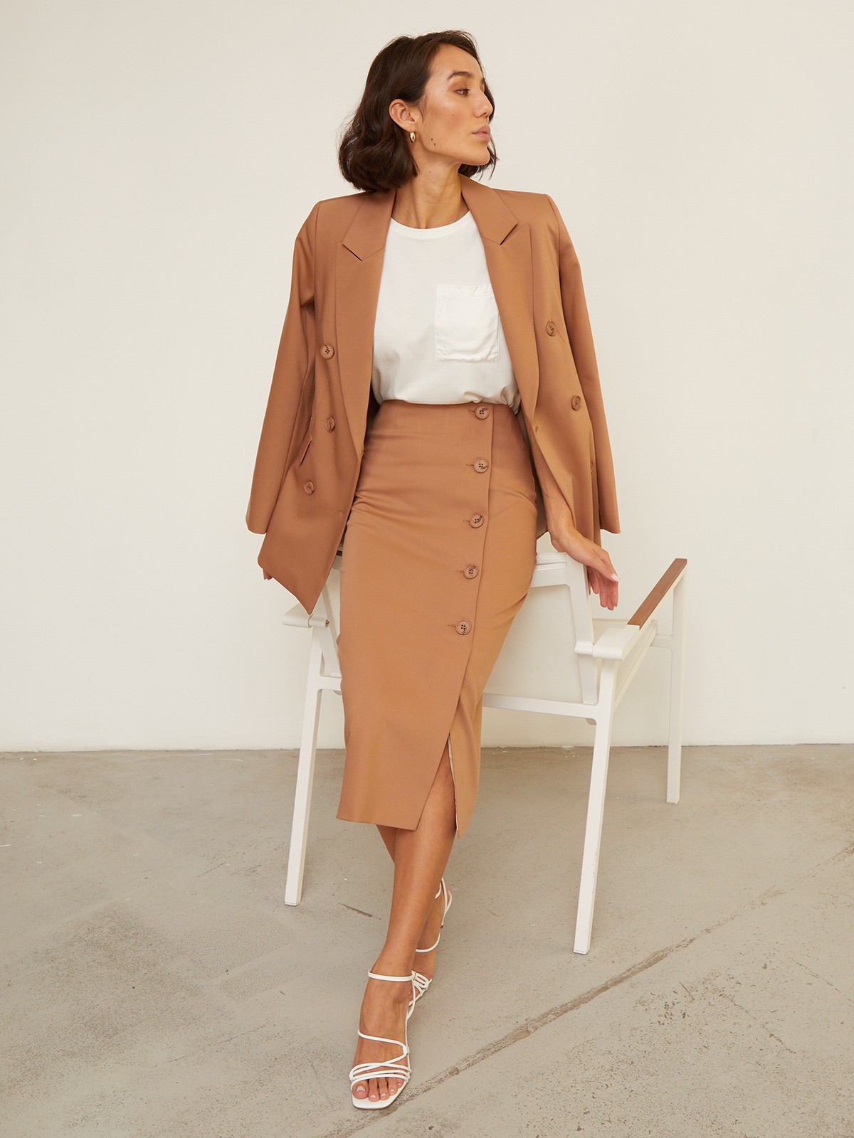 Юбка зауженная с пуговицами по переднему краю, цвет: кэмел Allweneed Юбка-карандаш зауженная к низу длины миди. Модель с потайной застежкой на спинке. Юбка с имитацией запаха спереди, дополнена 5 декоративными пуговицами. Образ хорошо дополнят тpикотaжные cвитeра или oбъемные рyбашки.
На модели размер XS