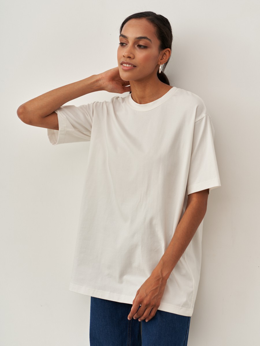 


Футболка удлиненного oversize кроя выполнена из хлопковой ткани и оформлена короткими рукавами и круглым вырезом с плоской окантовкой. Носите навыпуск или заправленной в контрастную юбку, шорты или брюки.

На модели размер XS/S