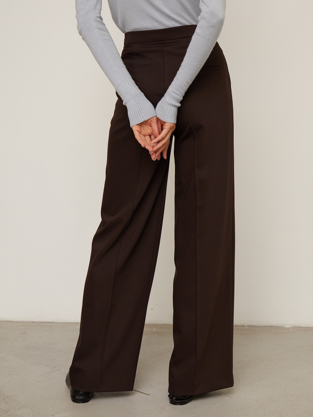 Широкие прямые брюки из плотной вискозы с посадкой на талии. Дополнены двумя пуговицами на поясе.Свободный крой и структурированный силуэт позволяют создавать не только деловые, но и расслабленные повседневные образы. Брюки универсальной длины, поэтому легко сочетаются как с плоским ходом, так и с обувью на каблуке.

На модели размер XS