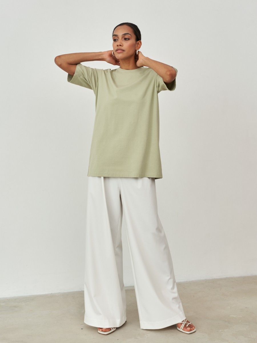 


Футболка удлиненного oversize кроя выполнена из хлопковой ткани и оформлена короткими рукавами и круглым вырезом с плоской окантовкой. Носите навыпуск или заправленной в контрастную юбку, шорты или брюки.

На модели размер XS/S