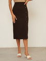 Юбка-карандаш зауженная к низу длины миди. Модель с потайной застежкой на спинке. Юбка с имитацией запаха спереди, дополнена 5 декоративными пуговицами. Образ хорошо дополнят тpикотaжные cвитeра или oбъемные рyбашки.

На модели размер XS