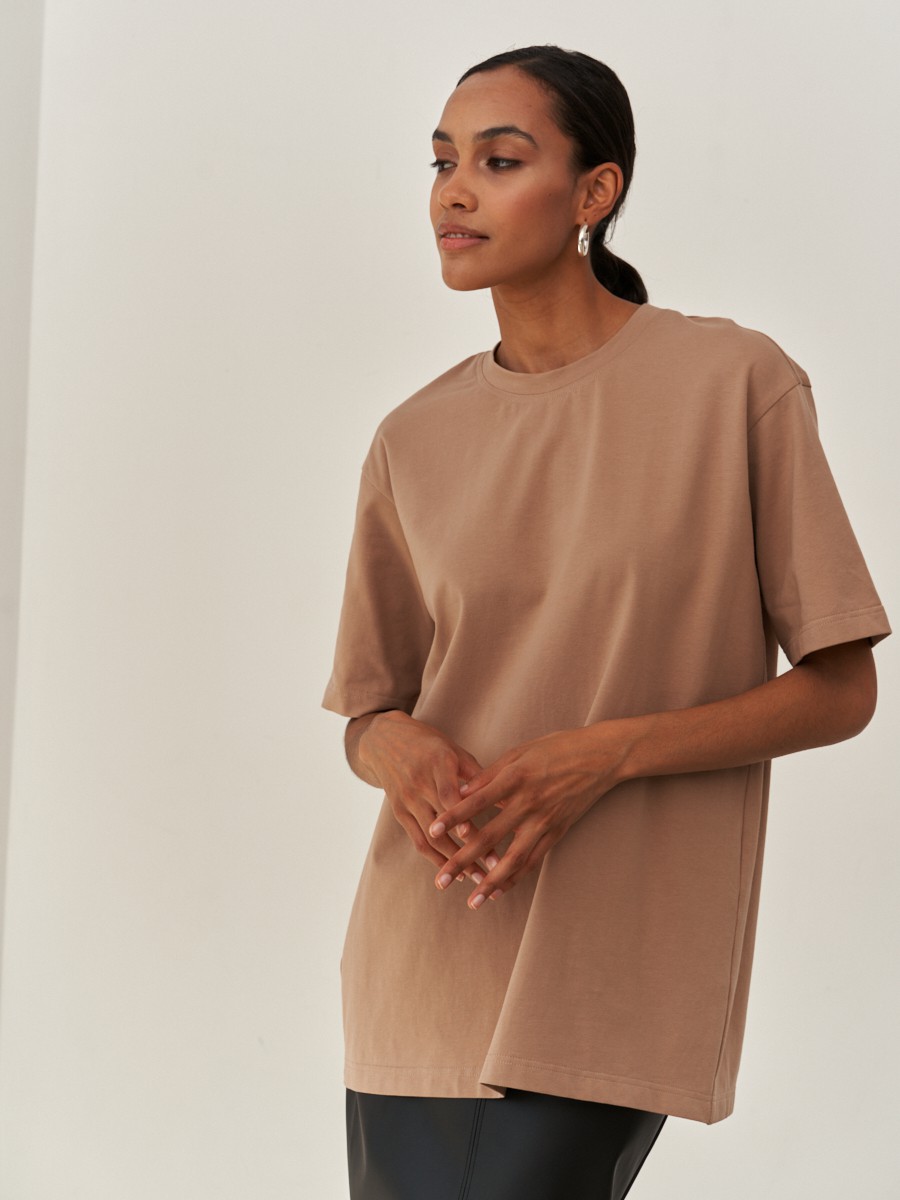 


Футболка удлиненного oversize кроя выполнена из хлопковой ткани и оформлена короткими рукавами и круглым вырезом с плоской окантовкой. Носите навыпуск или заправленной в контрастную юбку, шорты или брюки.

На модели размер XS/S