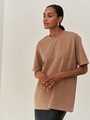 


Футболка удлиненного oversize кроя выполнена из хлопковой ткани и оформлена короткими рукавами и круглым вырезом с плоской окантовкой. Носите навыпуск или заправленной в контрастную юбку, шорты или брюки.

На модели размер XS/S