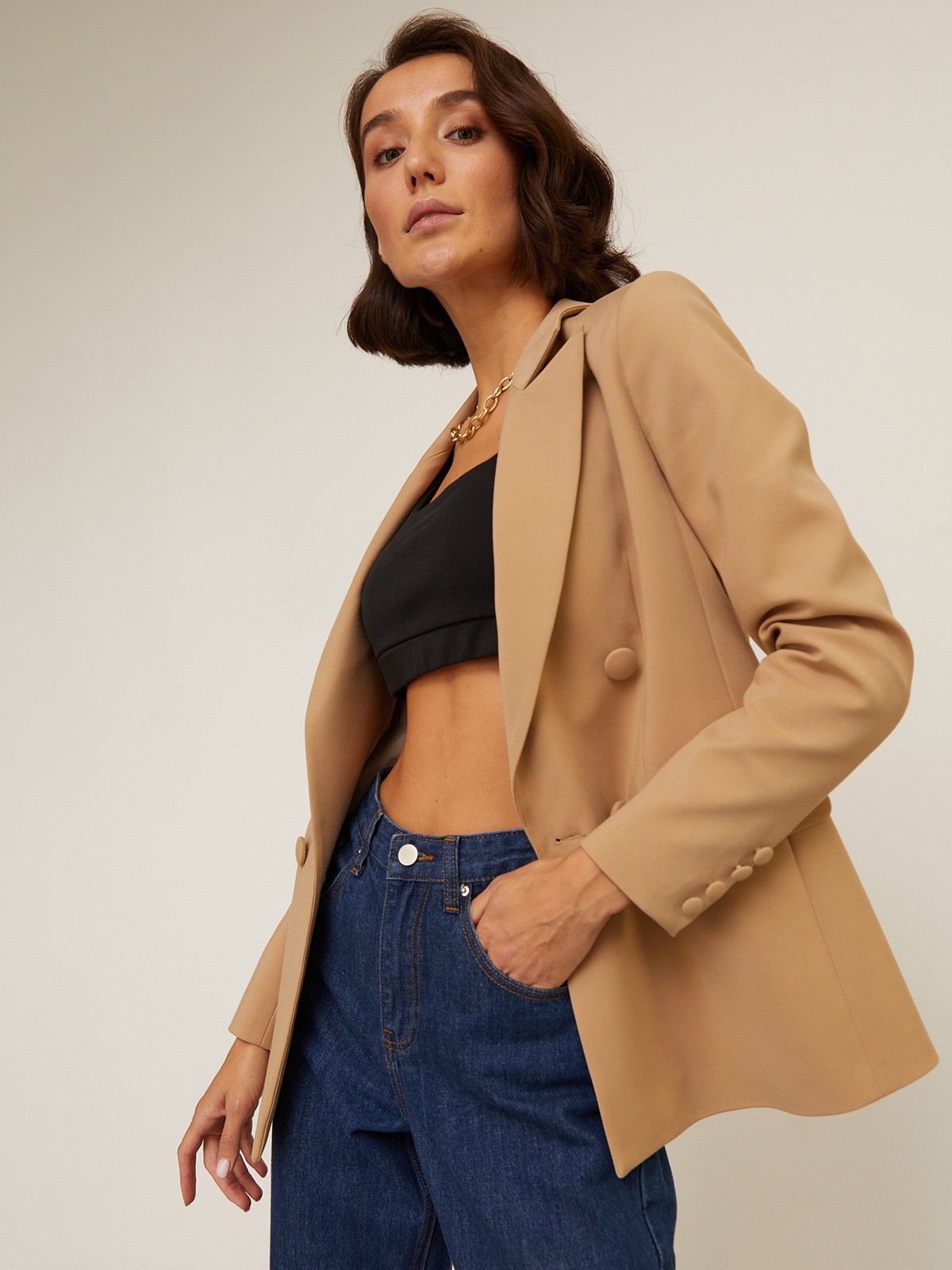 Двубортный жакет свободного кроя с обтяжными пуговицами и клапанами на карманах. Сочетайте с брюками в тон для создания изысканного, делового или вечернего образа. Бестселлер базовой коллекции, который мы повторили этой осенью в глубоких природных оттенках.

На модели размер XS