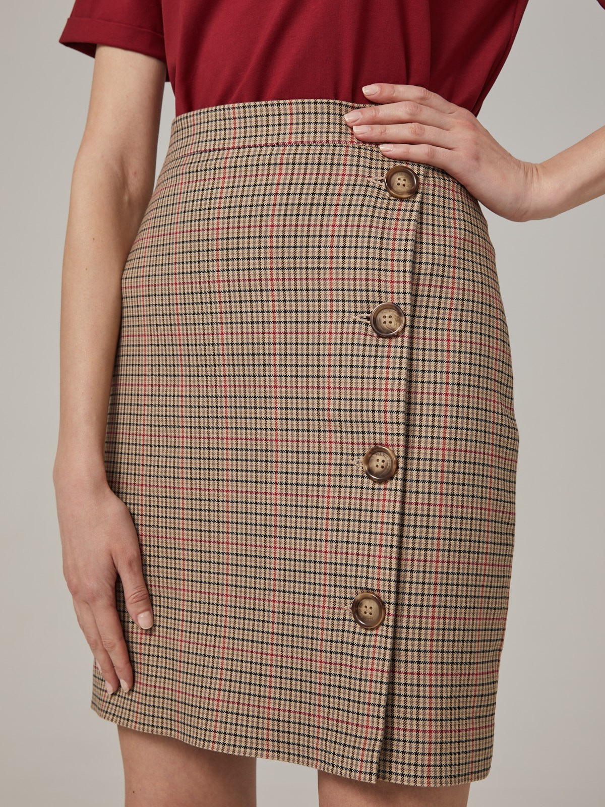 Прямая юбка длины мини на высокой посадке. модель дополнена 4 декоративными пуговицами по левому боку. Верхний срез обработан отрезным поясом.
Цветомодели кэмел и терракотовый на 35% выполнены из переработанного пластика.

На модели размер XS

