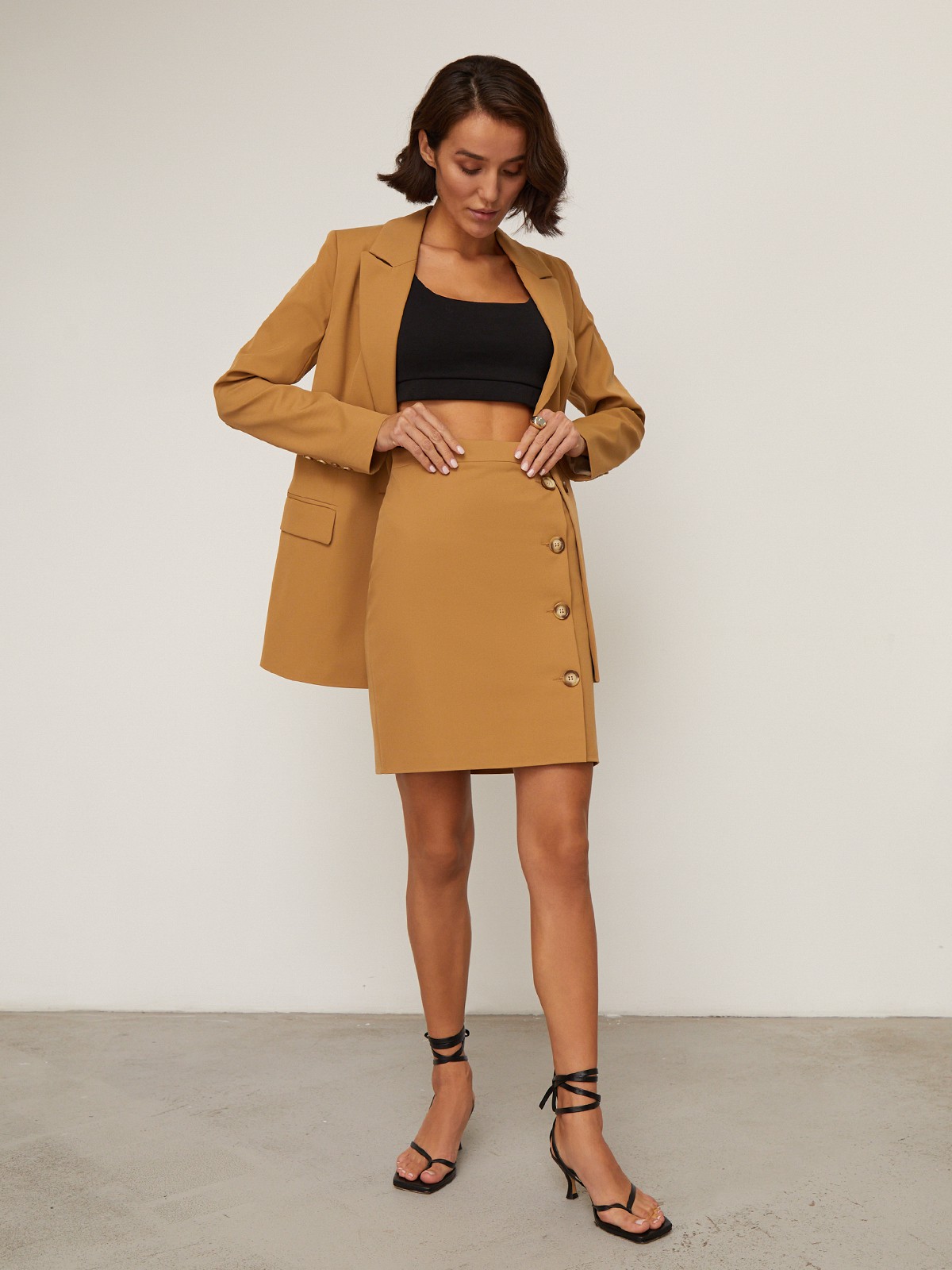 Юбка длины мини с пуговицами по краю, цвет: кэмел Allweneed Прямая юбка длины мини на высокой посадке. модель дополнена 4 декоративными пуговицами по левому боку. Верхний срез обработан отрезным поясом.
Цветомодели кэмел и терракотовый на 35% выполнены из переработанного пластика.
На модели размер XS