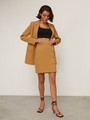 Юбка длины мини с пуговицами по краю, цвет: кэмел Allweneed Прямая юбка длины мини на высокой посадке. модель дополнена 4 декоративными пуговицами по левому боку. Верхний срез обработан отрезным поясом.
Цветомодели кэмел и терракотовый на 35% выполнены из переработанного пластика.
На модели размер XS