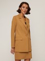 Жакет однобортный, цвет: кэмел Allweneed Удлиненный однобортный жакетс плечевыми накладками. Крой oversize дает отсылку к стилю мужского пиджака. Модель полуприталенного силуэта подчеркивает женственность фигуры. Жакет можно сочетать с брюками в тон, узкой юбкой или джинсами.
Цветомодели кэмел и терракотовый на 35% выполнены из переработанного пластика.
На модели размер XS