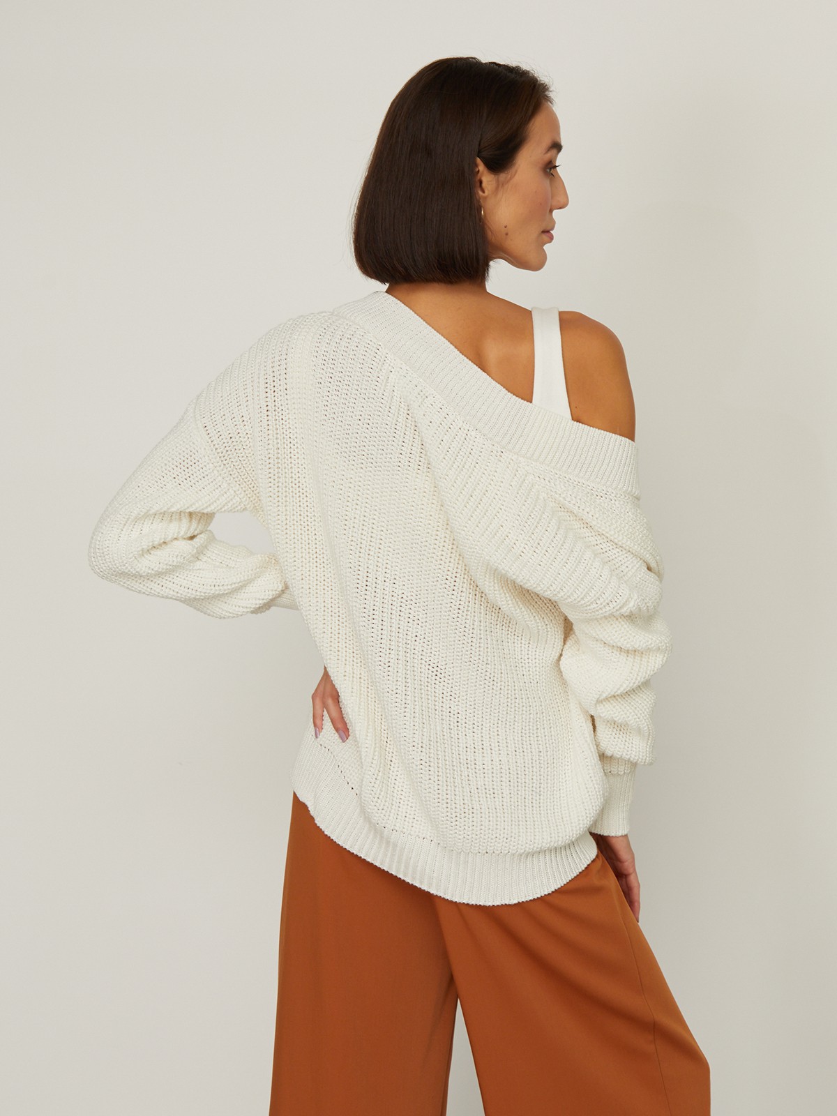 Кардиган oversize с V-образным вырезом и спущенным плечом. Модель дополнена 3 роговыми пуговицами. Дополните теплый и уютный образ бельевым топом или футболкой.

На модели размер one size