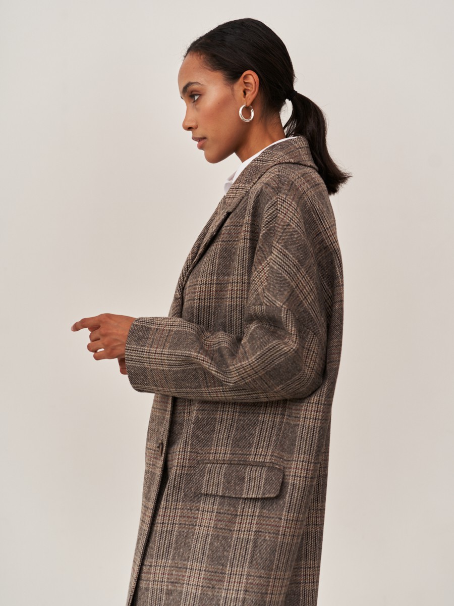 Двубортное минималистичное пальто-кокон длины чуть ниже колена. Дополнено декоративной отстрочкой, клапанами на карманах и пуговицами, выкрашенными вручную. Незаменимая базовая модель для тех, кто любит оверсайз.

На модели размер XS