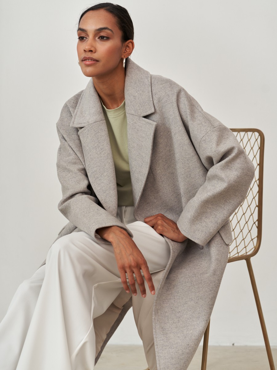 Пальто-кокон Tyler, цвет: светло-серый меланж Allweneed Двубортное минималистичное пальто-кокон длины чуть ниже колена. Дополнено декоративной отстрочкой, клапанами на карманах и пуговицами, выкрашенными вручную. Незаменимая базовая модель для тех, кто любит оверсайз.
На модели размер XS