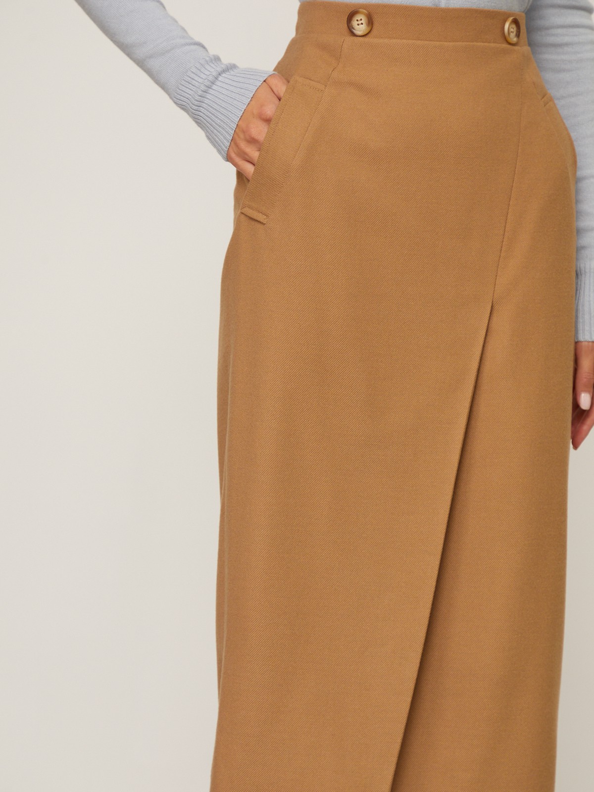 Юбка-карандаш с запАхом длины миди, дополнена карманами-листочками и пуговицей на поясе. Застегивается на потайную молнию на спинку. Сочетайте с объемным верхом: рубашкой бойфренда,блузами с запАхом,футболками, трикотажем и топами в бельевом стиле.

На модели размер XS