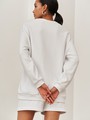 


Oversize свитшот из хлопкового футера с приспущенным плечевым швом и объемными рукавами. Эластичная отделка по манжетам и низу изделия. Носите с шортами на резинке аналогичного оттенка.

На модели размер XS