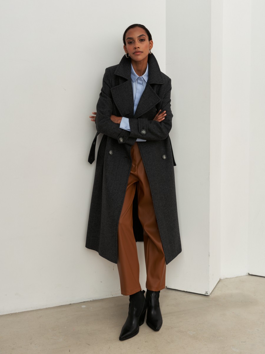 Пальто-тренч Dandy с поясом на пуговицах, цвет: серая елочка Allweneed Двубортное пальто-тренчс кокеткой по спинке, широким поясом на пуговицах и шлицей сзади.
Рукава декорированы патами на пуговицах. Классический крой в сочетании с элементами стиля милитари - отличная альтернатива минимализму.
На модели размер XS