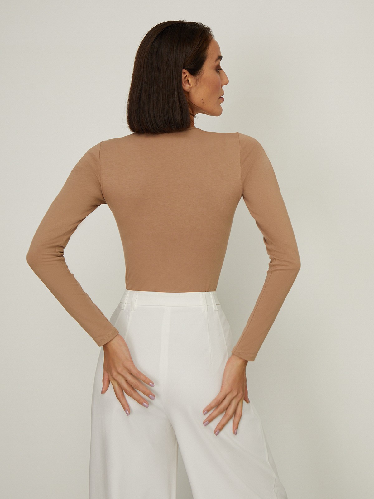 


Боди с эффектом второй кожи выполнен из тонкой трикотажной ткани. Длинные рукава, круглый вырез. Необходимая константа современного гардероба.

На модели размер XS