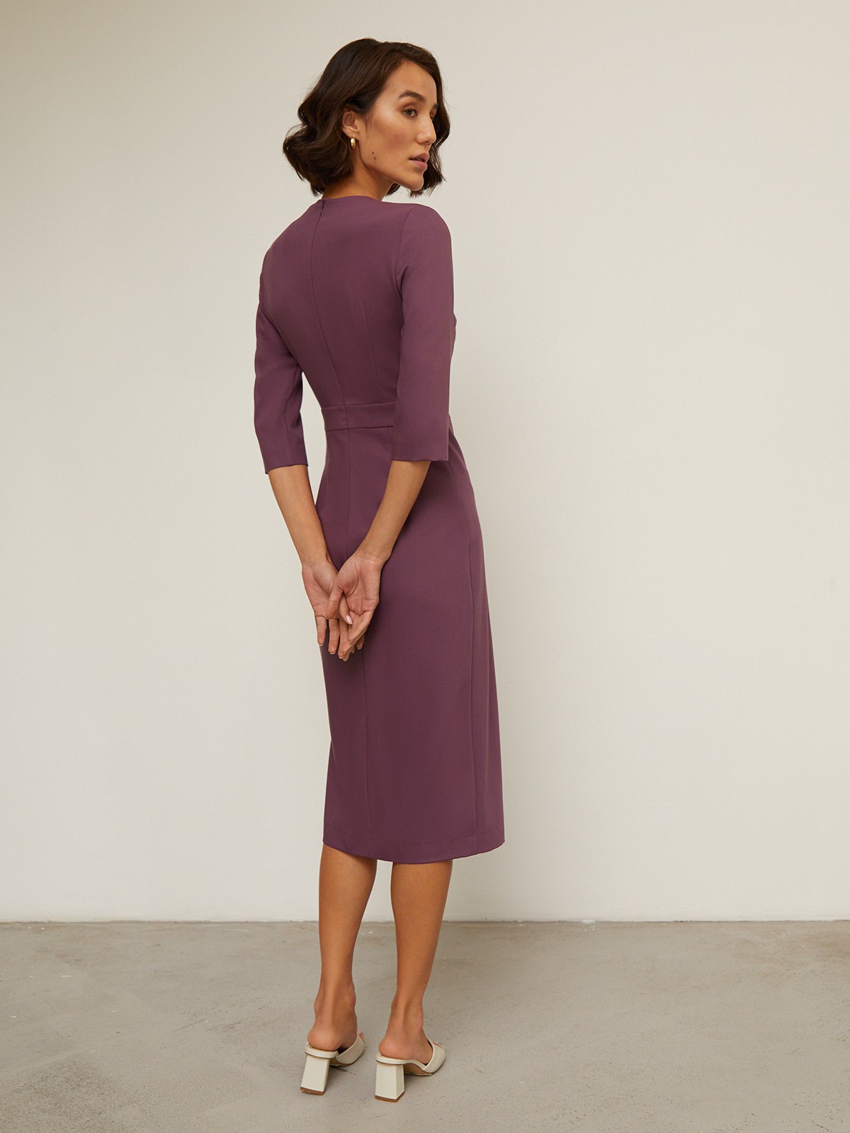 Платье-футляр с запахом на полочке и потайной молнией на спинке. Модель дополненаразрезом, имитирующим запах на юбке. Рукав 3/4. Платье создано из пластичной и эластичной ткани, в состав которой входит преимущественно вискоза. Женственное и элегантное платье для вечернего образа.

На модели размер XS