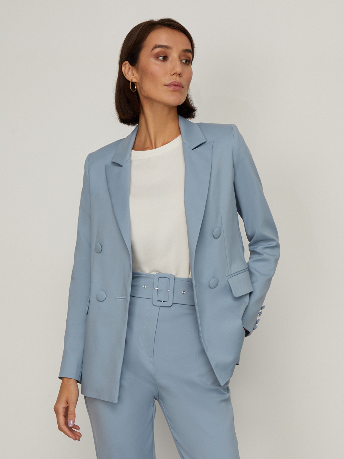 


Костюмный жакет двубортного кроя оформлен острыми лацканами иклапанами на карманах. Универсальный предмет гардероба, который завершит как деловой образ с брюками в тон, так и романтичный - с женственным платьем.

На модели размер S