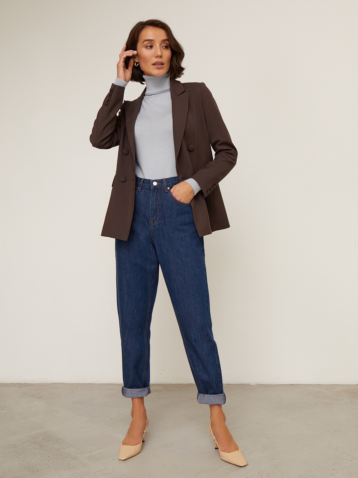 Жакет двубортный с обтяжными пуговицами, цвет: коричневый Allweneed Двубортный жакет свободного кроя с обтяжными пуговицами и клапанами на карманах. Сочетайте с брюками в тон для создания изысканного, делового или вечернего образа. Бестселлер базовой коллекции, который мы повторили этой осенью в глубоких природных оттенках.
На модели размер XS