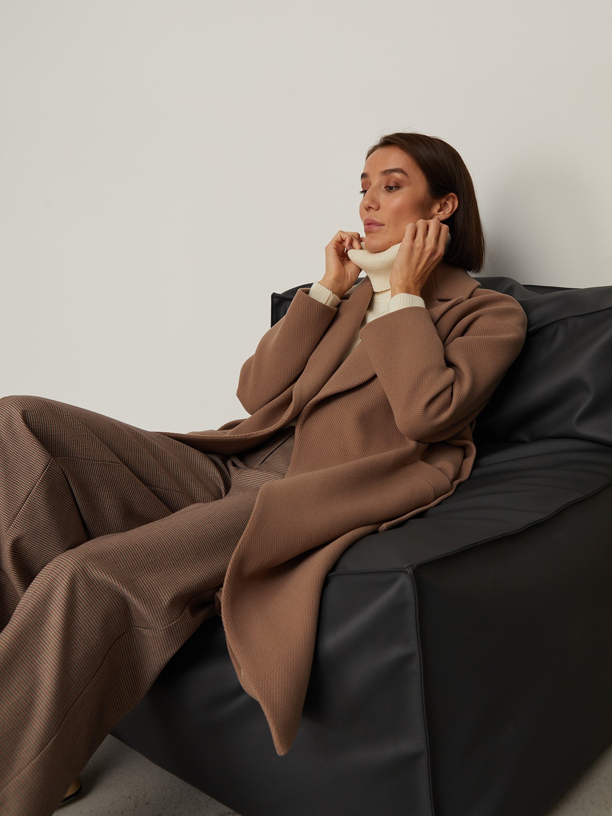 Пальто-халат из плотной шерсти. Модель прямого силуэтас английским воротником.Пальто дополнено двумя вместительными карманами,без застежки, с поясом из основного материала.

На модели размер XS