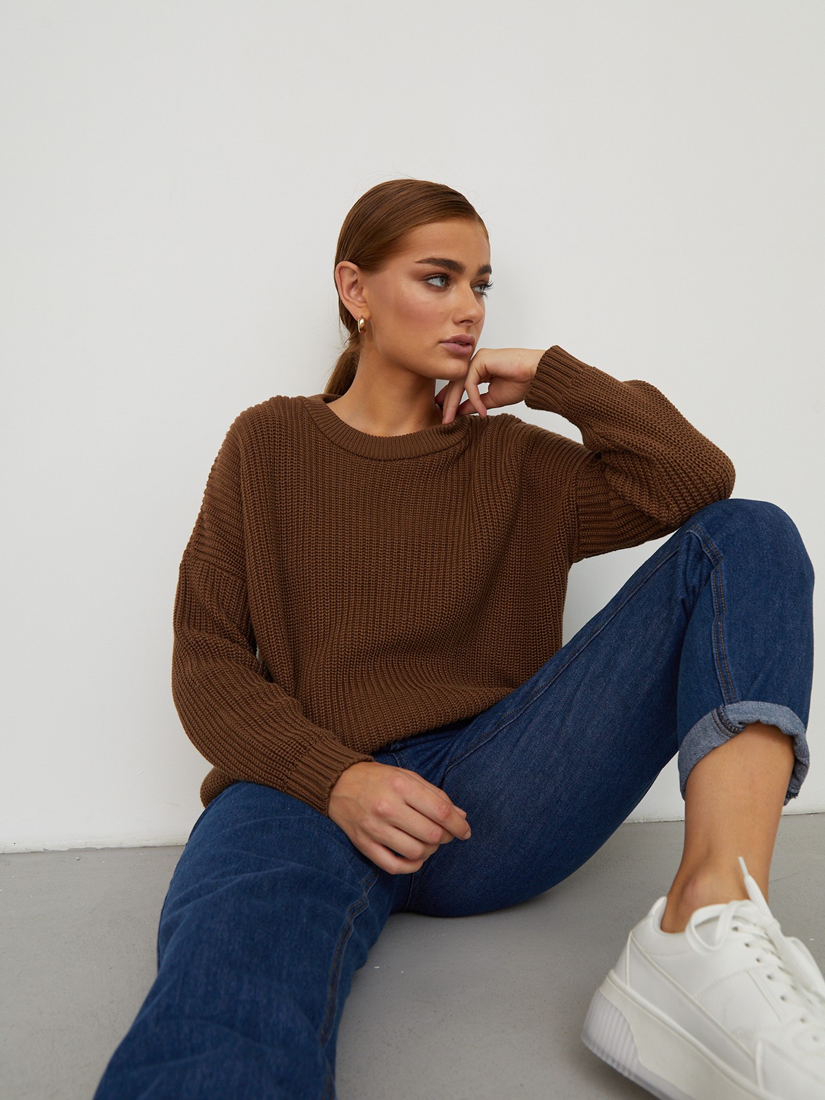 Хлопковый свитер крупной вязки с круглым вырезом. В нем удобно и уютно, его обладательница будет выглядеть как никогда женственно и изящно. Нежный хлопок дышит и позволяет поддерживать оптимальный температурный режим.