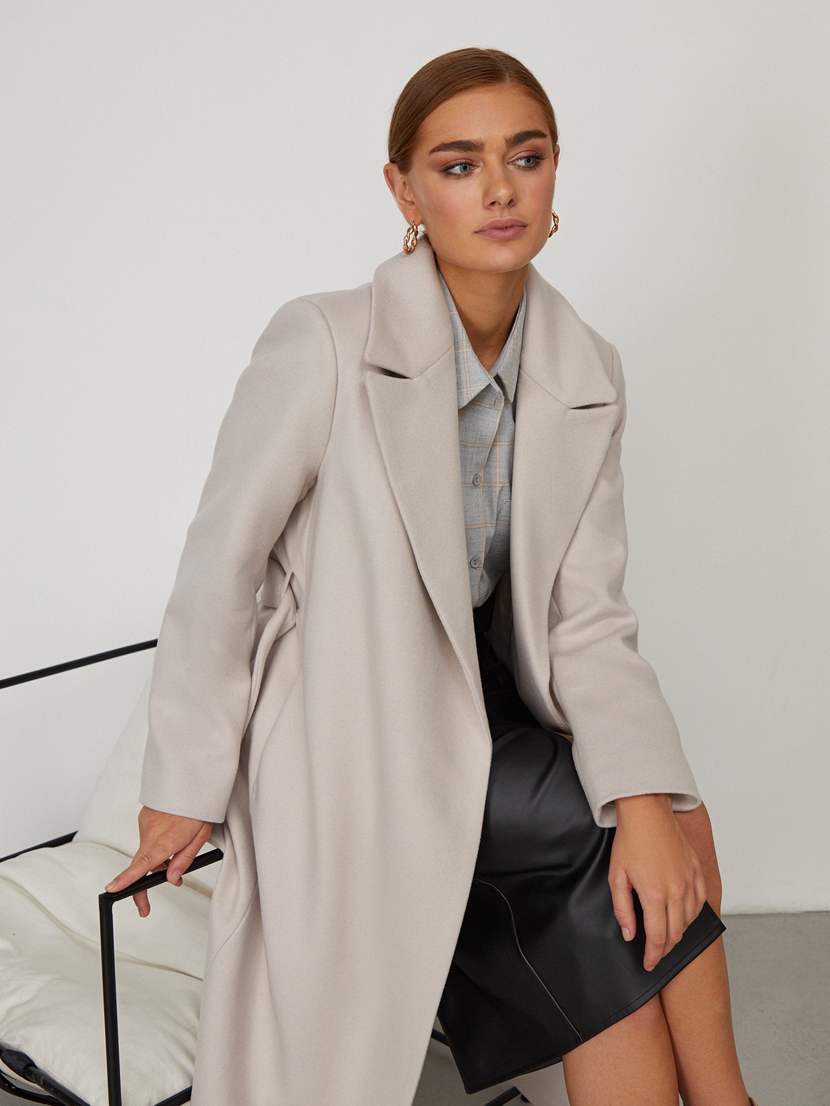 Пальто из плотной шерсти на подкладе. Модель прямого силуэта с английским воротником, классической линией плеча. Дополнено двумя вместительными втачными карманами и поясом из основного материала.
Женственный силуэт пальто и пояс, подчеркивающий талию, делает эту модель идеальным вариантом для любителей классики.

На модели размер M