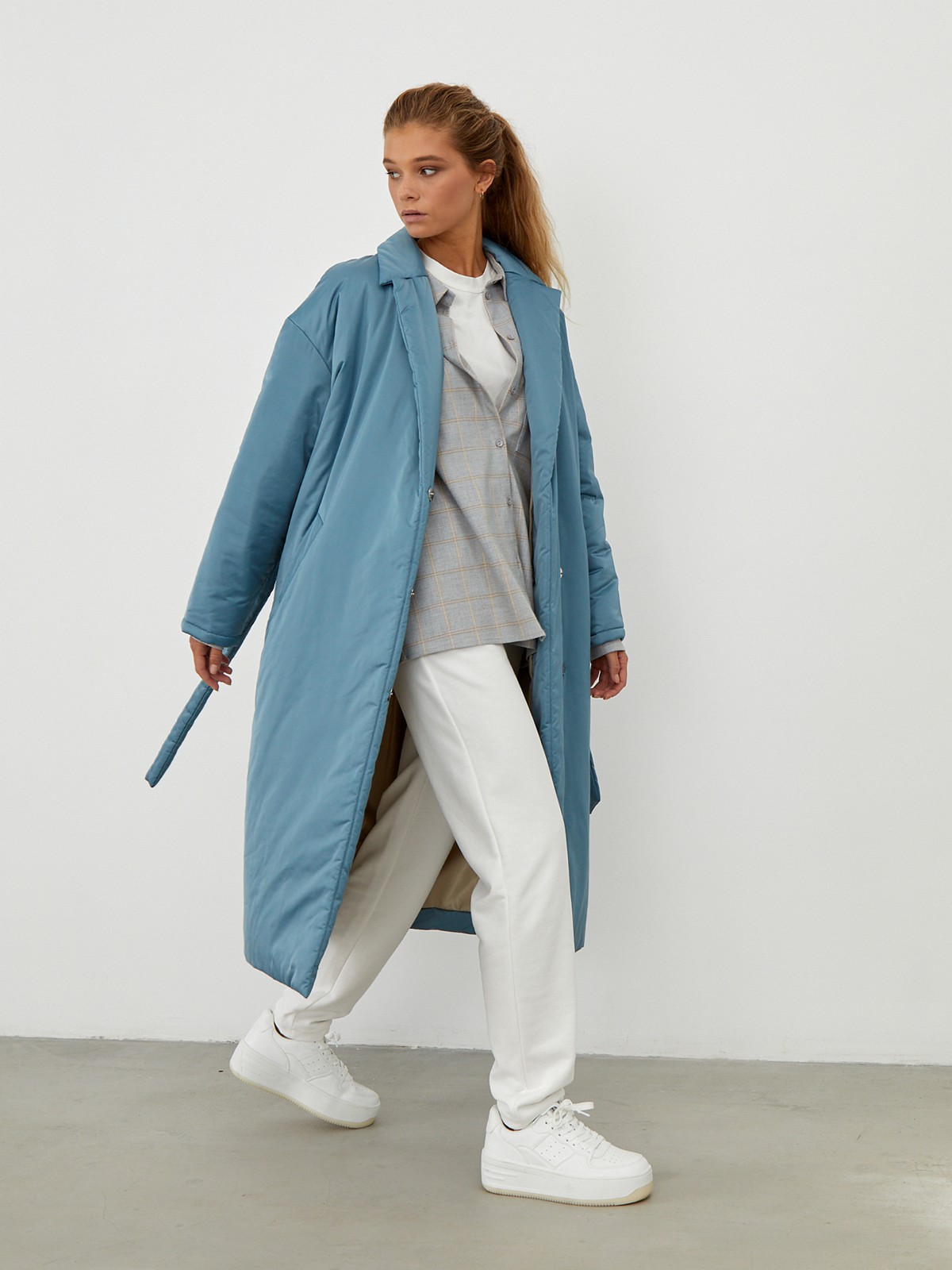 


Однотонное пальто-халат на синтепоне. Модель с пиджачным воротником и приспущенным плечевым швом. Мягкий пояс на талии подчеркивает силуэт. Застежка на кнопки.

Пальто выдержит холод и будет греть вас до -10 градусов.

На модели размер XS