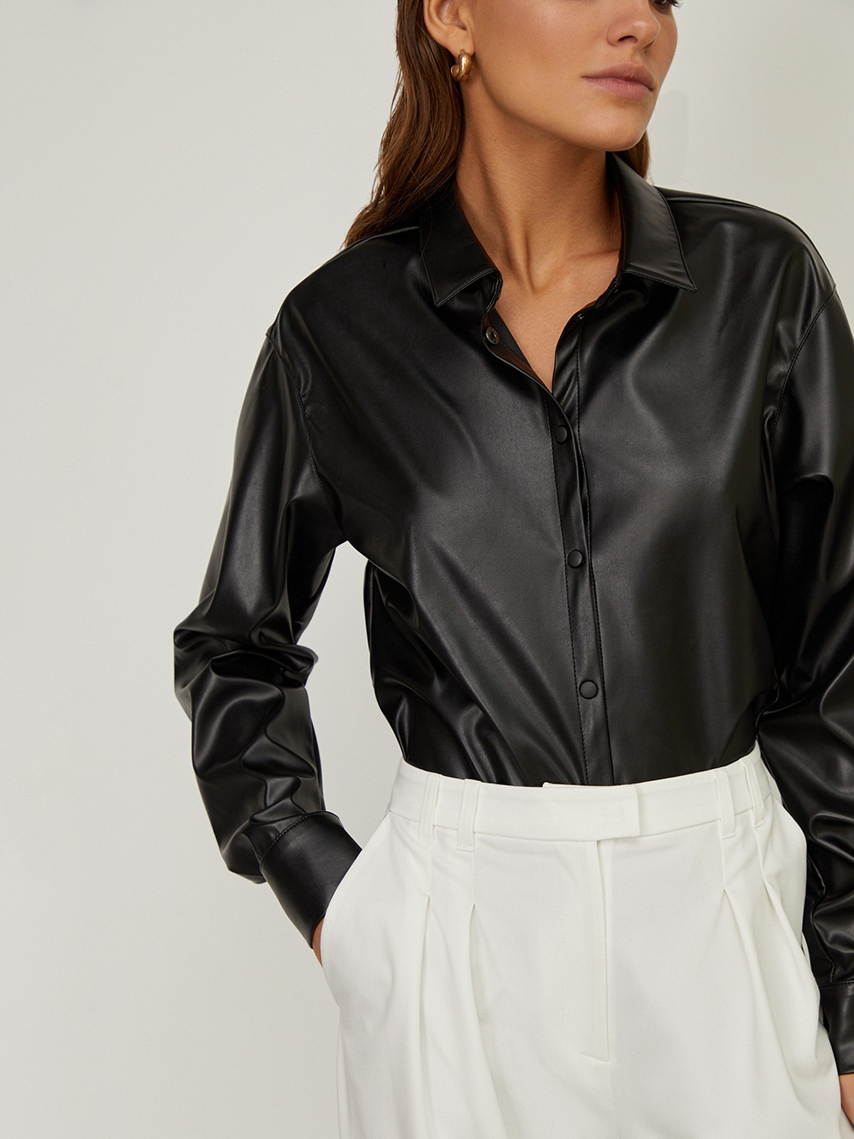 Рубашка из экокожи , цвет: Черный Allweneed
Рубашка классического кроя выполнена из мягкой экокожи.Модель оформлена отложным воротником, скрытой планкой-застежкой и объемными рукавами с широкими манжетами.
На модели размер XS