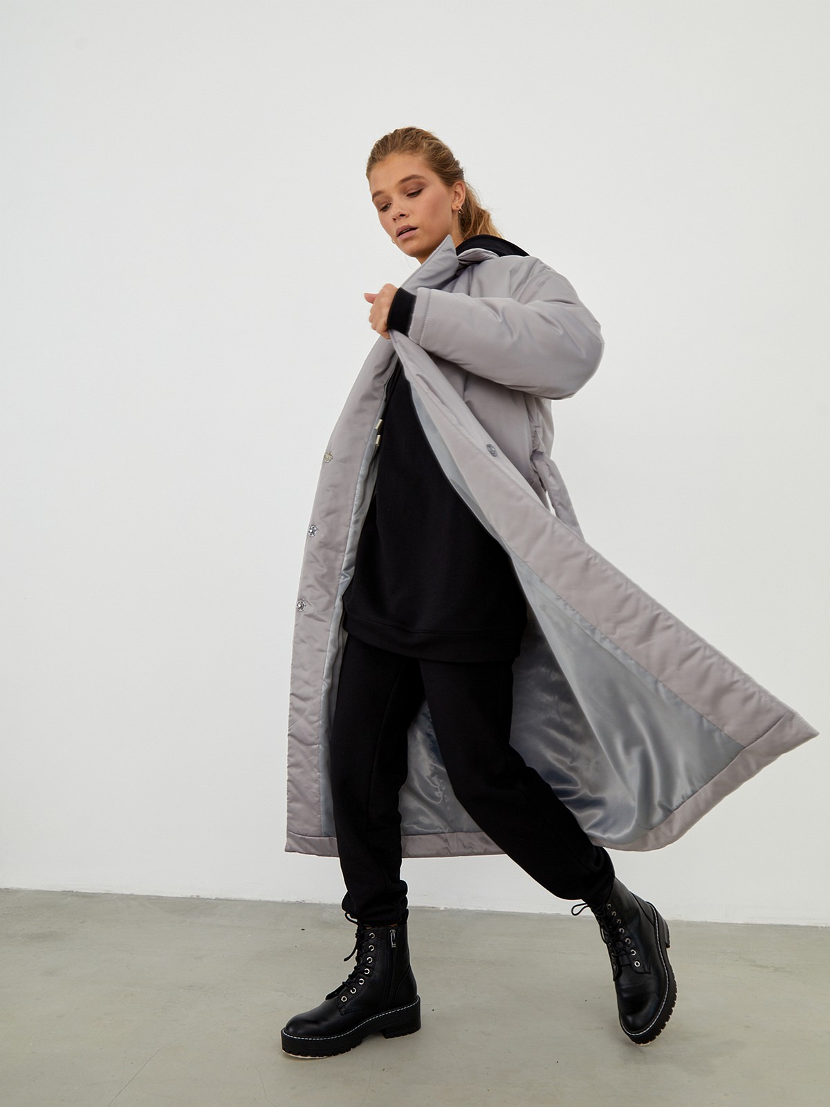 


Однотонное пальто-халат на синтепоне. Модель с пиджачным воротником и приспущенным плечевым швом. Мягкий пояс на талии подчеркивает силуэт. Застежка на кнопки.

Пальто выдержит холод и будет греть вас до -10 градусов.

На модели размер XS