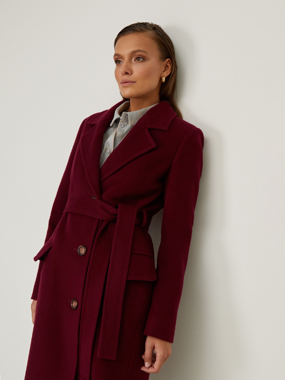 Пальто из плотной шерсти на подкладке. Модель прямого силуэта с английским воротником и классической линией плеча, застегивается на пуговицы, дополнено двумя вместительными карманами с клапаном и поясом в тон изделия. Модель средней длины хорошо смотрится как на миниатюрных, так и на высоких девушках.

На модели размер XS