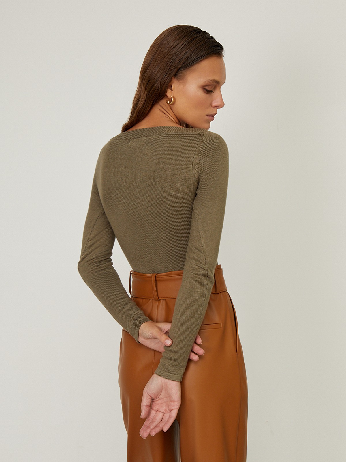 


Боди из вязаного трикотажа оформлено длинными рукавами и вырезом каре. Застежка на кнопки на ластовице.

На модели размер XS