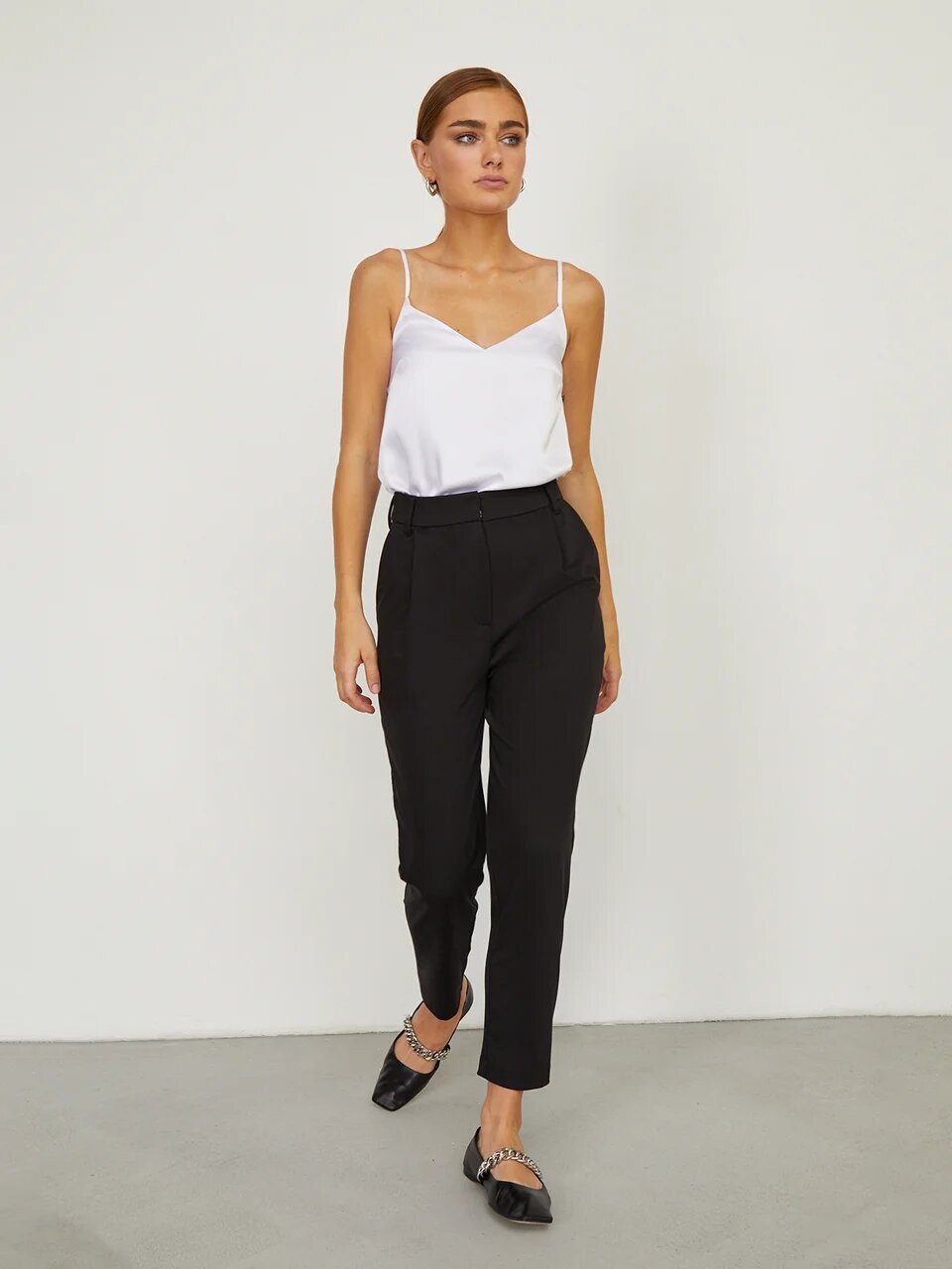 


Брюки-бананы из костюмной ткани оформлены пришивным поясом, шлевками для ремня и мягкими сборками. Карманы-листочки сзади.

На модели размер M