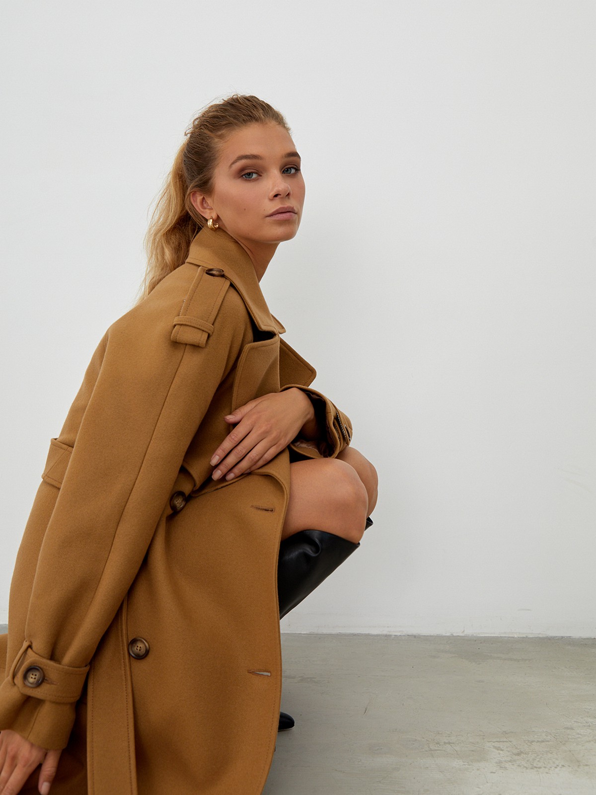 Двубортное пальто-тренч свободного кроя с застежкой на пуговицы. Дополнено поясом, пряжкой на манжетах и погонами в тон изделия. Модный силуэт оверсайз позволяет создавать дерзкие образы в стиле80-х гг.

На модели размер XS