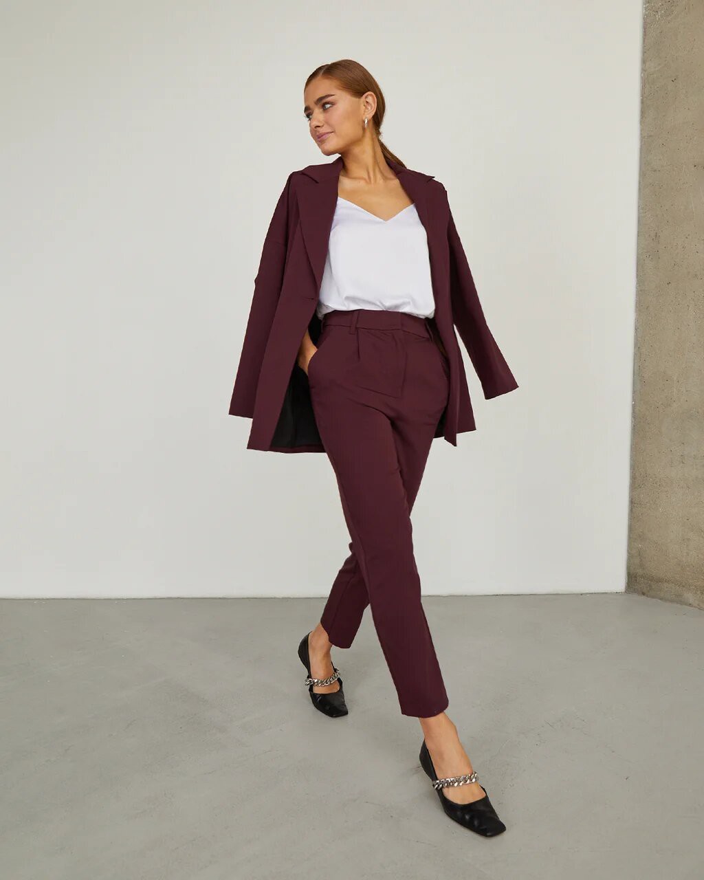 Однобортный жакет oversize, цвет: бордовый Allweneed
Однобортный жакет oversize из костюмной ткани оформлен широкими лацканами и прорезными карманами с листочками в тон. Приспущенный плечевой шов добавляет oversize крою дополнительный объем.
На модели размер S