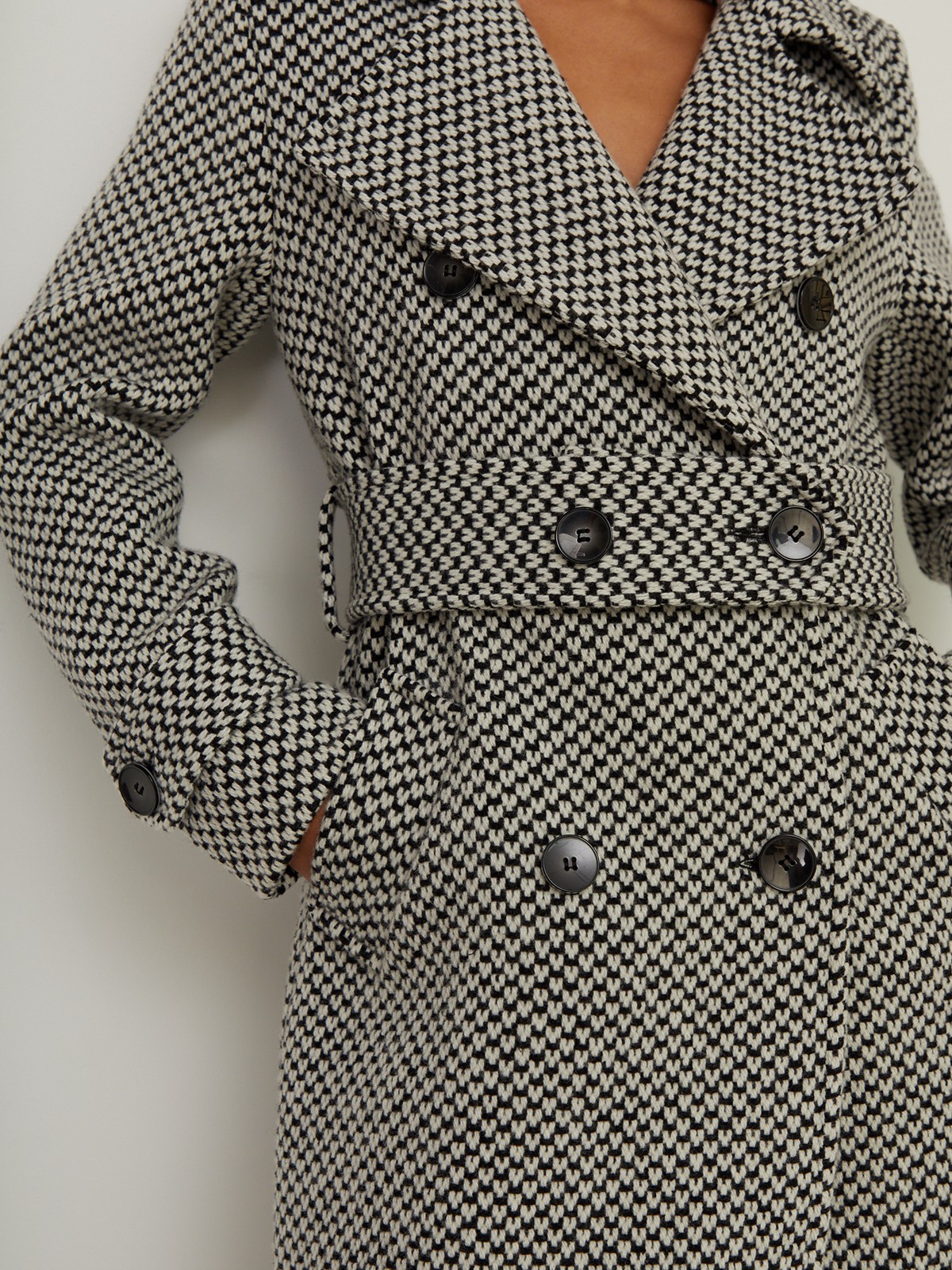 Двубортное пальто-тренчс кокеткой по спинке, широким поясом на пуговицах и шлицей сзади.
Рукава декорированы патами на пуговицах. Классический крой в сочетании с элементами стиля милитари - отличная альтернатива минимализму.

На модели размер XS